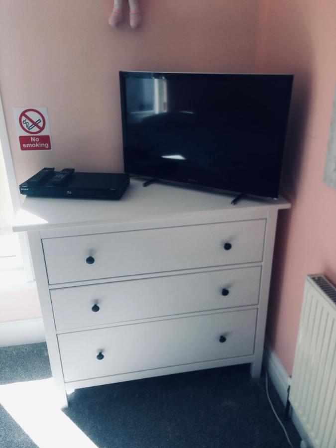 Barbie House ,Opposite The Beach & Paignton Pier , 2 Bedroom Apartment With Private Car Space & Garden , Free Access Next Door To The Stunning Ballet & Make Up School & A Beautiful Ladys Beauty Salon (Adults Only) Extérieur photo