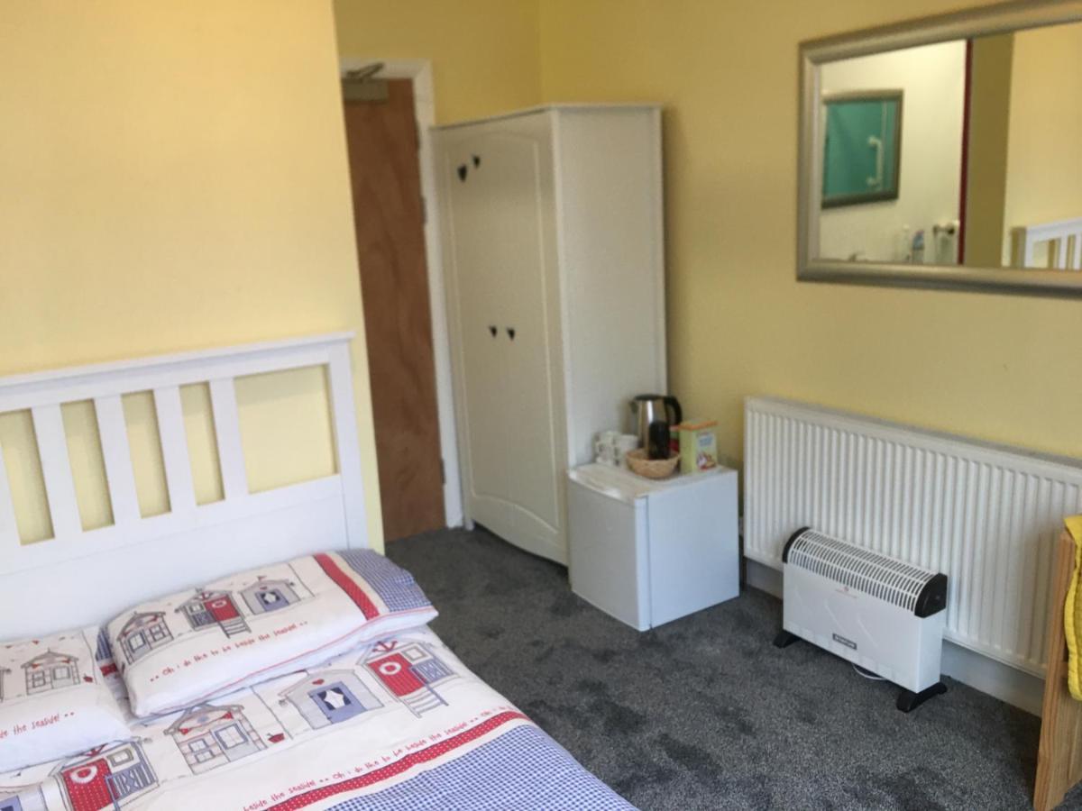 Barbie House ,Opposite The Beach & Paignton Pier , 2 Bedroom Apartment With Private Car Space & Garden , Free Access Next Door To The Stunning Ballet & Make Up School & A Beautiful Ladys Beauty Salon (Adults Only) Extérieur photo