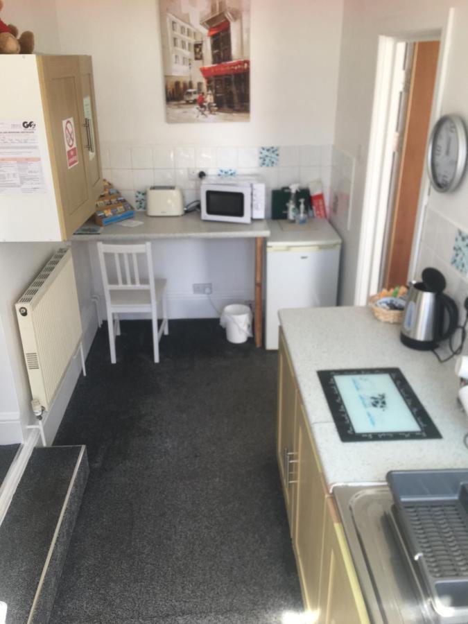 Barbie House ,Opposite The Beach & Paignton Pier , 2 Bedroom Apartment With Private Car Space & Garden , Free Access Next Door To The Stunning Ballet & Make Up School & A Beautiful Ladys Beauty Salon (Adults Only) Extérieur photo