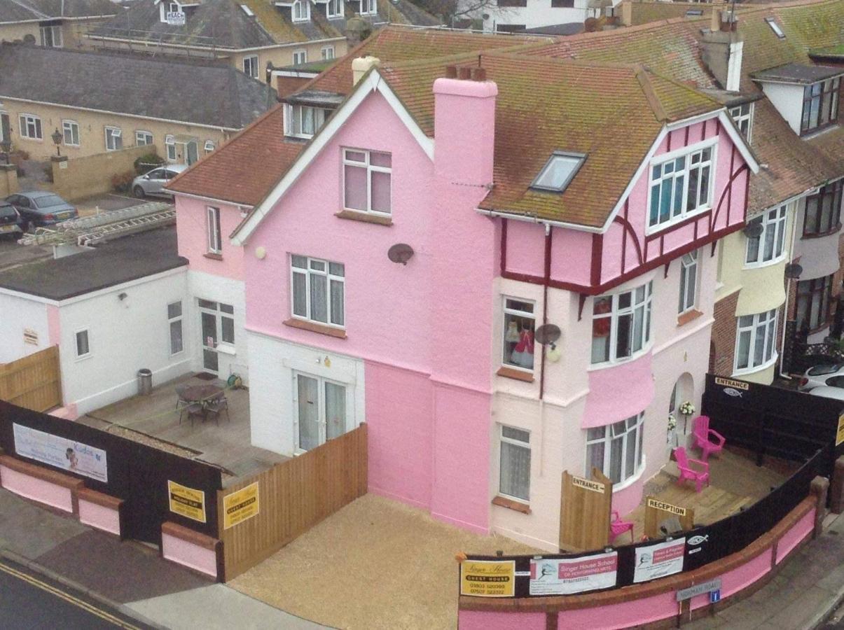Barbie House ,Opposite The Beach & Paignton Pier , 2 Bedroom Apartment With Private Car Space & Garden , Free Access Next Door To The Stunning Ballet & Make Up School & A Beautiful Ladys Beauty Salon (Adults Only) Extérieur photo