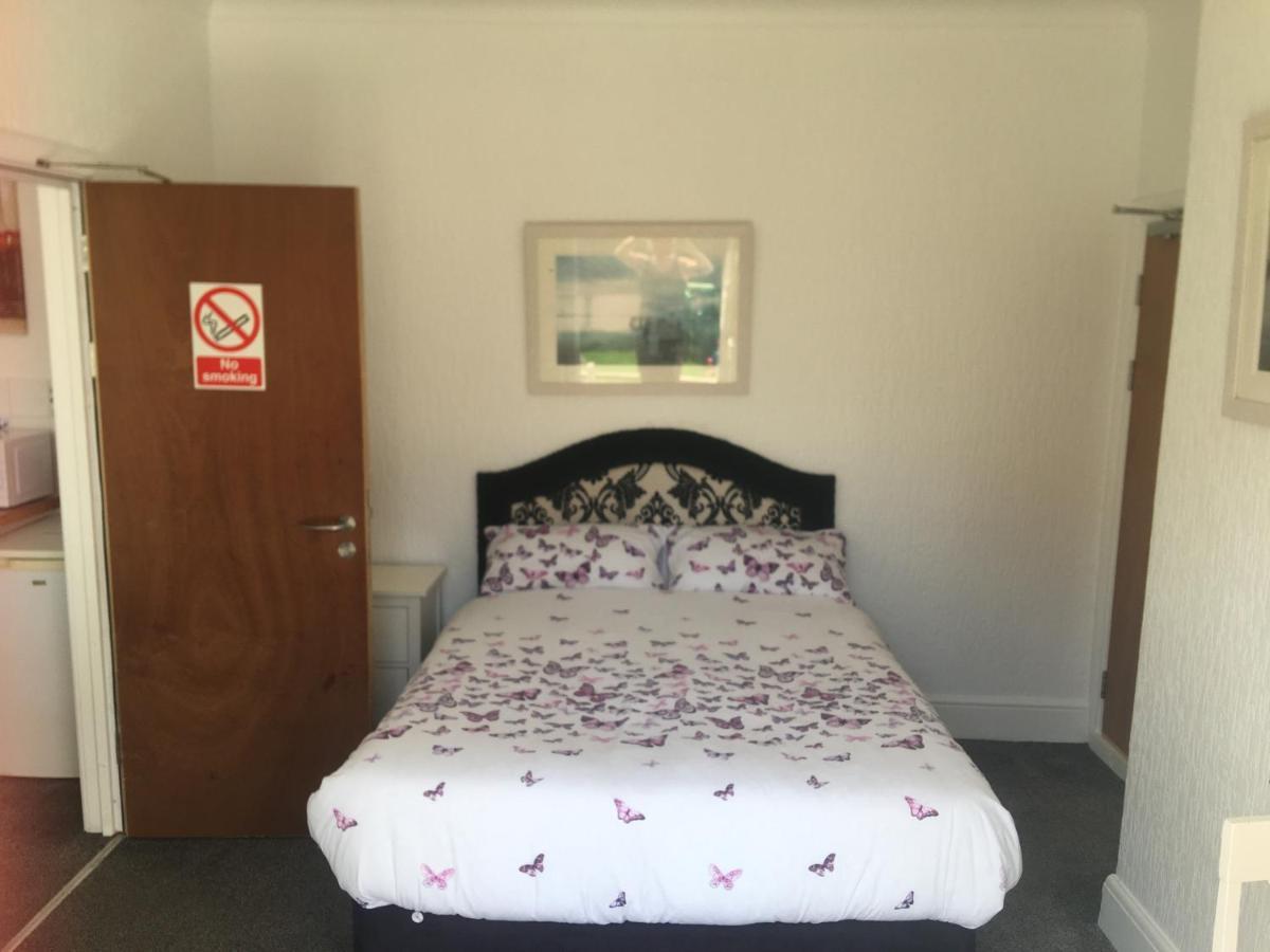 Barbie House ,Opposite The Beach & Paignton Pier , 2 Bedroom Apartment With Private Car Space & Garden , Free Access Next Door To The Stunning Ballet & Make Up School & A Beautiful Ladys Beauty Salon (Adults Only) Extérieur photo