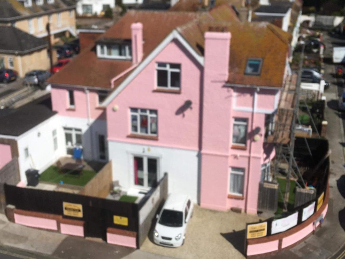 Barbie House ,Opposite The Beach & Paignton Pier , 2 Bedroom Apartment With Private Car Space & Garden , Free Access Next Door To The Stunning Ballet & Make Up School & A Beautiful Ladys Beauty Salon (Adults Only) Extérieur photo