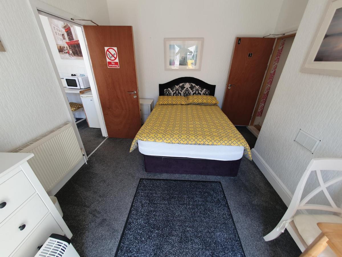 Barbie House ,Opposite The Beach & Paignton Pier , 2 Bedroom Apartment With Private Car Space & Garden , Free Access Next Door To The Stunning Ballet & Make Up School & A Beautiful Ladys Beauty Salon (Adults Only) Extérieur photo