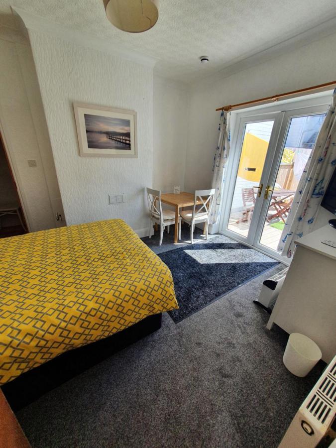 Barbie House ,Opposite The Beach & Paignton Pier , 2 Bedroom Apartment With Private Car Space & Garden , Free Access Next Door To The Stunning Ballet & Make Up School & A Beautiful Ladys Beauty Salon (Adults Only) Extérieur photo