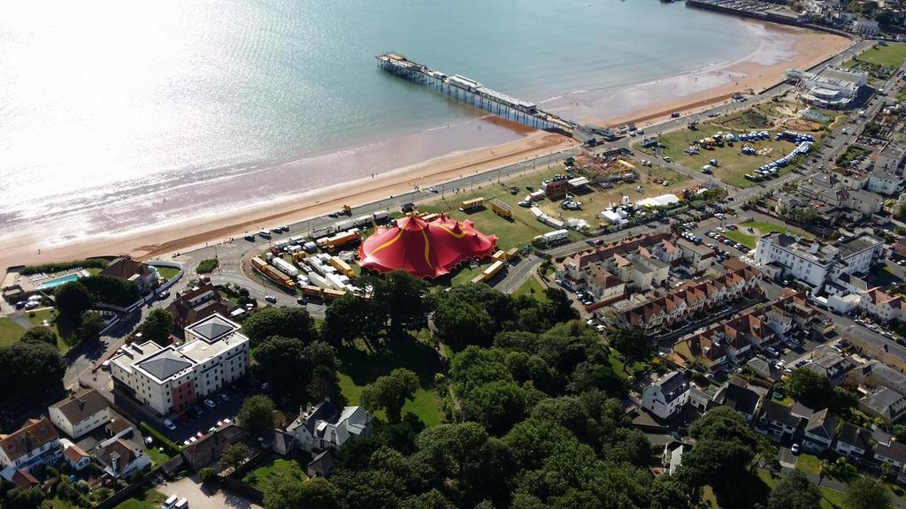 Barbie House ,Opposite The Beach & Paignton Pier , 2 Bedroom Apartment With Private Car Space & Garden , Free Access Next Door To The Stunning Ballet & Make Up School & A Beautiful Ladys Beauty Salon (Adults Only) Chambre photo
