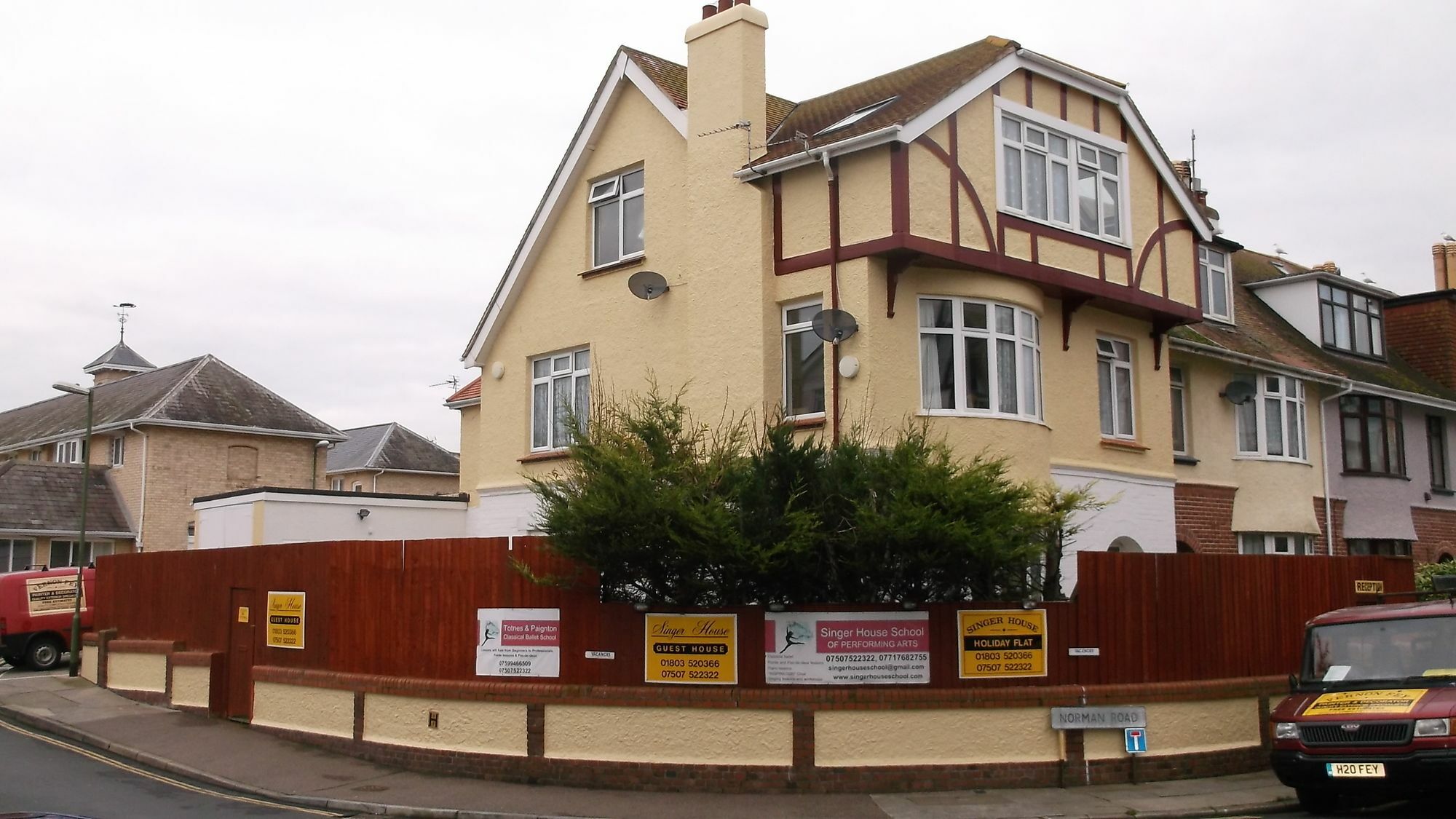 Barbie House ,Opposite The Beach & Paignton Pier , 2 Bedroom Apartment With Private Car Space & Garden , Free Access Next Door To The Stunning Ballet & Make Up School & A Beautiful Ladys Beauty Salon (Adults Only) Extérieur photo
